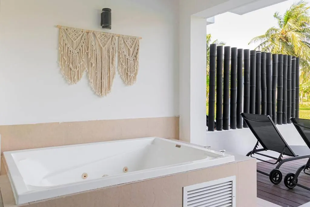 Private Pool & Jacuzzi, By The Ocean, 2 Bdr Apt Playa del Carmen Apartment